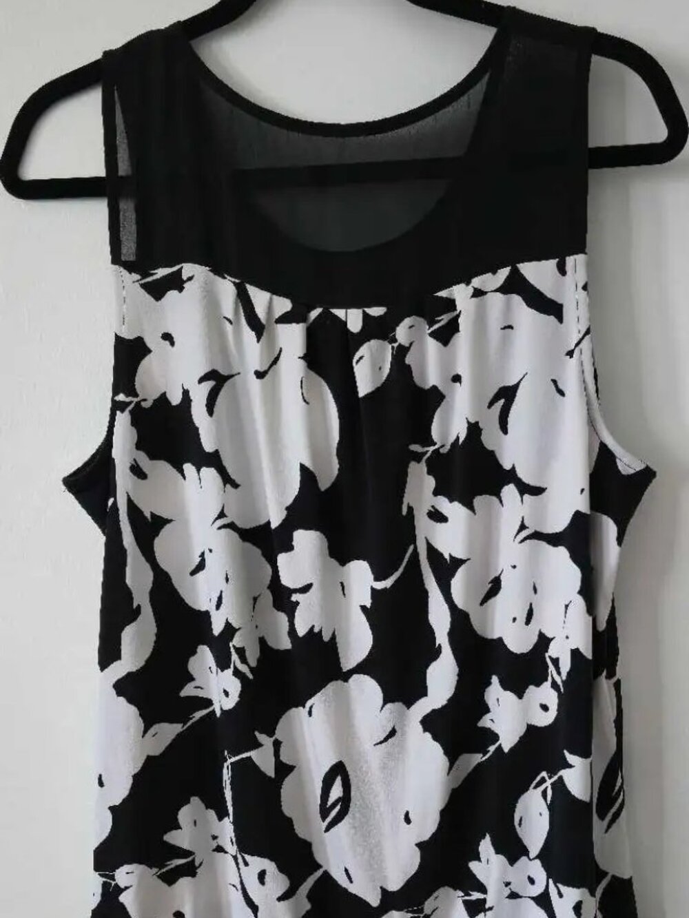 Women's Stunning Ricki's Black White Bold Floral Sleeveless Top
